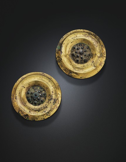 A PAIR OF GOLD, GLASS AND BRONZE PLAQUES, LATE WARRING STATES PERIOD-HAN DYNASTY, 3RD-2ND CENTURY BC