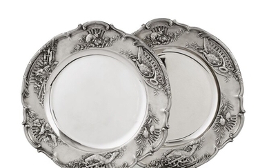 A PAIR OF LARGE ROUND SILVER HUNTING DISHES, JOSEPH CHAUMET, PARIS, CIRCA 1918 | PAIRE DE GRANDS PLATS DE CHASSE RONDS EN ARGENT PAR JOSEPH CHAUMET, PARIS, VERS 1918