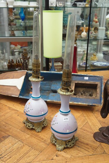 A PAIR OF LIMOGES PORCELAIN KEROSENE LAMPS, 61.5 CM HIGH OVERALL, LEONARD JOEL LOCAL DELIVERY SIZE: SMALL