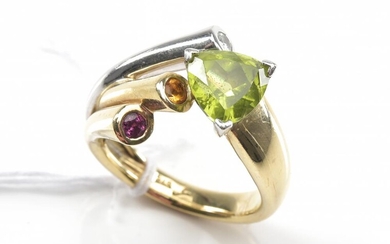 A PERIDOT AND GEMSET RING IN 9CT GOLD, DESIGNED BY JEWELS OF IVANHOE, SIZE N, 8GMS