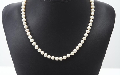 A VINTAGE CULTURED PEARL NECKLACE, THE PEARLS MEASURING 6.5MM TO 7MM, TO A CLASP IN 9CT GOLD, TOTAL LENGTH 47CMS