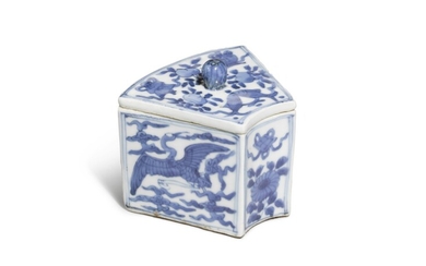 A blue and white fan-shaped box and cover, Ming dynasty, Wanli period | 明萬曆 青花云鶴紋扇形小蓋盒 《督理府》款, A blue and white fan-shaped box and cover, Ming dynasty, Wanli period | 明萬曆 青花云鶴紋扇形小蓋盒 《督理府》款
