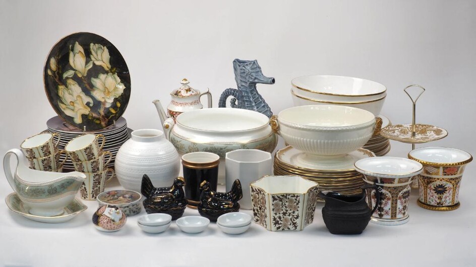 A group of English ceramic wares, 19th/20th century, comprising: eight Mason’s Ironstone ‘Persiana’ pattern dinner plates, six Mason’s Ironstone ‘Persiana’ pattern side plates, six Royal Albert ‘Golden Rose’ pattern luncheon plates, two Royal...