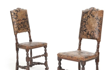 A pair of Danish stained beech Baroque chairs, upholstered with original leather. Circa 1700. (2)