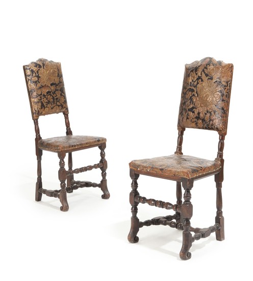 A pair of Danish stained beech Baroque chairs, upholstered with original leather. Circa 1700. (2)