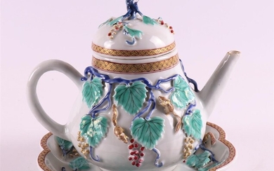 (-), A porcelain teapot on a saucer, China,...