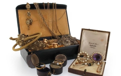 A quantity of jewellery, including a yellow gold...
