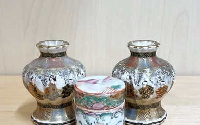 A small 19thC Chinese Canton enamelled box with a pair of 19thC miniature Japanese vases (H. 7cm.)
