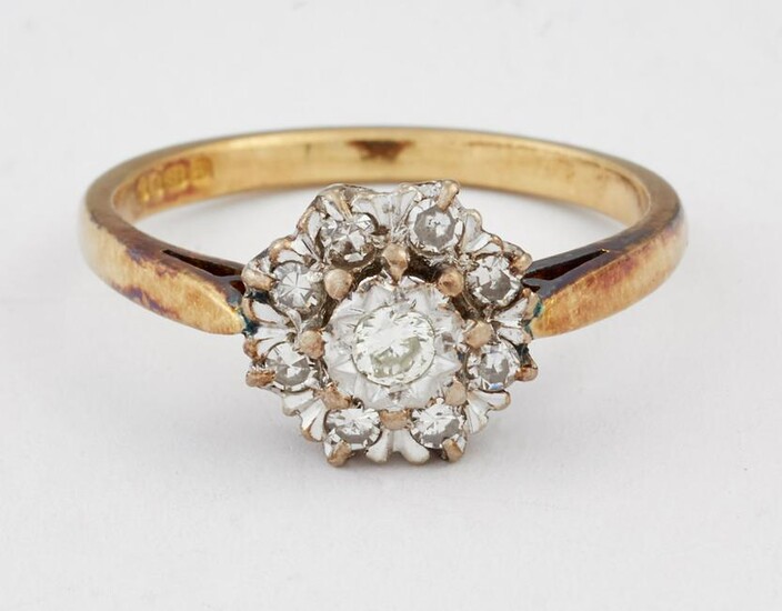 AN 18 CARAT GOLD DIAMOND CLUSTER RING, a round