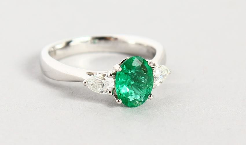 AN 18CT WHITE GOLD, EMERALD AND DIAMOND RING, the