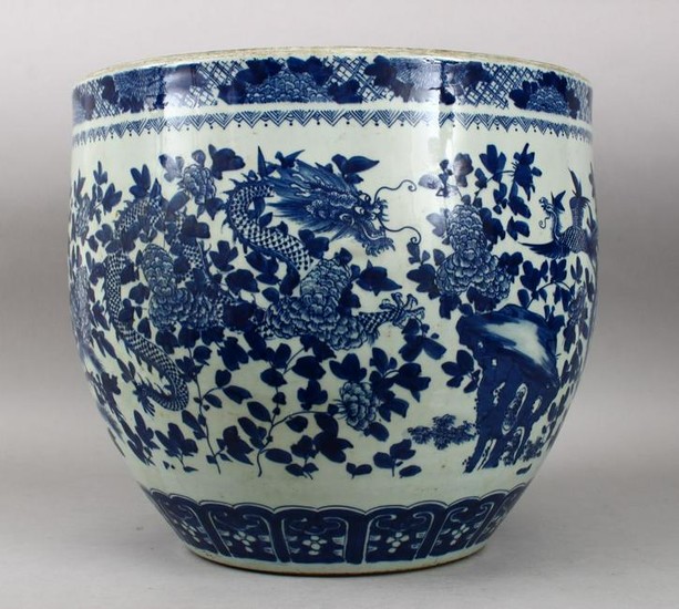 AN 18TH / 19TH CENTURY CHINESE BLUE & WHITE PORCELAIN