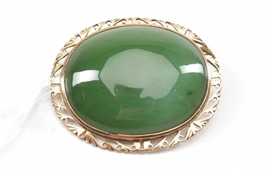 AN ANTIQUE STYLE OVAL NEPHRITE BROOCH IN 14CT GOLD, 45X35MM