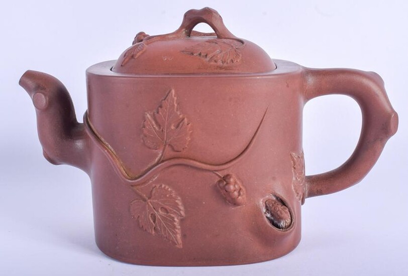 AN EARLY 20TH CENTURY CHINESE YIXING POTTERY TEAPOT AND