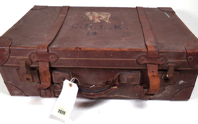AN EARLY 20TH CENTURY LEATHER SUITCASE