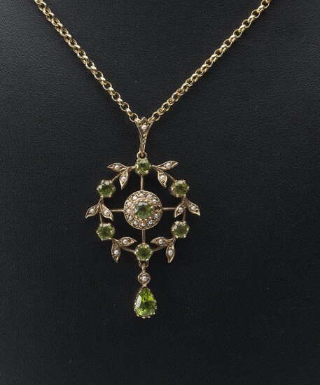AN EDWARDIAN STYLE PERIDOT AND SEED PEARL PENDANT IN 9CT GOLD, TO A BELCHER LINK CHAIN IN 9CT GOLD, LENGTH 50CM, 11.9GMS