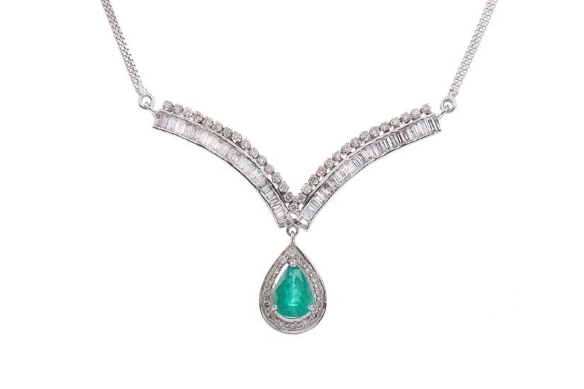 AN EMERALD AND DIAMOND NECKLET