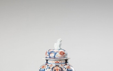 AN IMARI PORCELAIN VASE AND COVER