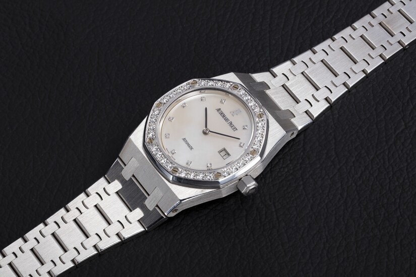 AUDEMARS PIGUET, A LADIES WHITE GOLD ROYAL OAK WITH DIAMOND-SET BEZEL AND MOTHER OF PEARL DIAL