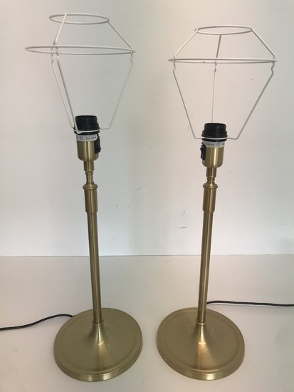 Aage Petersen: A pair of telescope table lamps of brass with pleated acrylic shades. Manufactured by Le Klint. H. 64/86 cm. (2)