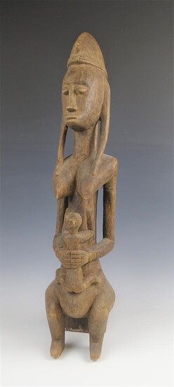 (-), Afrikaanse sculptuur met voorstelling van zittende vrouw...