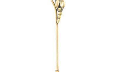 An early 20th century 9ct gold condiment spoon.
