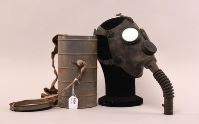Ancien masque à gaz “Englebert” dans son étui en métal - Modèle E2 - Un...