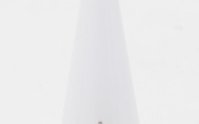 Anello in oro bianco con rubino ovale centrale e brillanti laterali