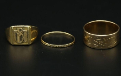 * Anneau large, anneau gravé et chevalière monogrammée BM en or jaune 750 millièmes - Poids de l'ensemble : 13.7 g / tdd 57 - 53 - 52