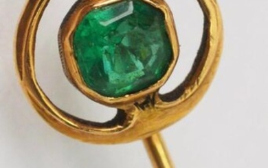 Antique Emerald 14 Karat Yellow Gold Stick Pin
