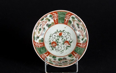 Arte Cinese A porcelain bowl enameled with dragons and