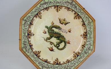 BLOIS - Émile BALON (1859-1929) : Assiette octogonale en faience ornée d'une salamandre couronnée, fond...