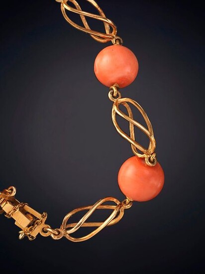 BRACELET WITH FIVE MEDITERRANEAN CORAL BALLS JOINED BY FRETWORKED PINK GOLD LINKS. Frame in 18k pink gold. Output: 180,00 Euros. (29.949 Ptas.)