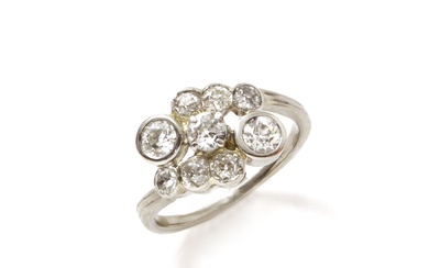 Bague en or 750 millièmes rhodié, habillée de diamants taille ancienne. Poids des diamants: 1...