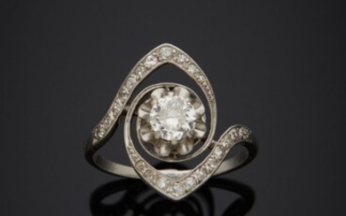 Bague marquise en platine 850‰, sertie en son centre d’un diamant demi-taille dans un entourage...