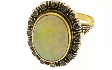 Bi Gouden ring met opaal en diamant