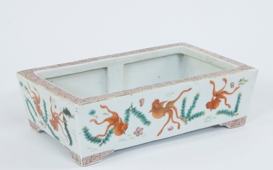 Bol rectangulaire en porcelaine chinoise polychrome famille rose à décor de poissons fables Een Chinees...