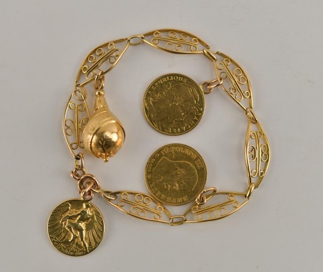 Bracelet ancien à maille filigranée en or jaune...