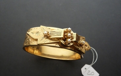 Bracelet ancien jonc plat rigide ouvrant en or jaune 18K (750/oo), la partie supérieure ciselée...