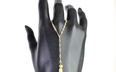 Bracelet de main en or jaune 18K (750°/°°) à maille torsadée, orné de trois perles...