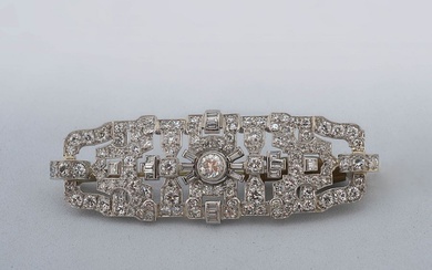 Broche Art Déco en platine sertie de diamants taille ancienne et taille baguette pour un total de +/-3.40 carats (Couleur: G-H; Pureté: VVS-VS). Dim.:+/-5.6x1.9cm. Poids total: +/-16.4gr.
