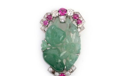 Broche en jadéite, rubis et diamants, milieu du 20e siècle, sertie d'une section de jadéite...