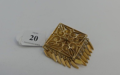 Broche formant pendentif carrée en or filigranné Poids : 10,6 g