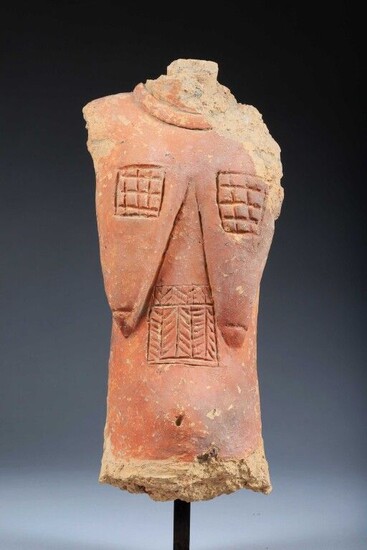 Buste de femme scarifié de motifs géométriques.... - Lot 220 - Kâ-Mondo