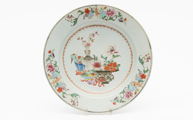 CHINE. Grand plat en porcelaine de la famille rose, 18e...