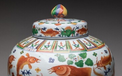CHINE. Important pot couvert en porcelaine wucai, fours de jingdezhenà décor de poissons nageant parmi...