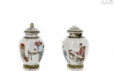 CHINE, XVIIIe siècle Paire de petits vases en porcelaine