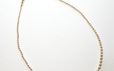 COLLIER de perles probablement fines en chute de forme baroque. Fermoir olive et chaînette de sécurité en or jaune 750/°°. Diam. perles : de 3 mm à 7 mm. 58,5 cm. PB : 12,4 g.