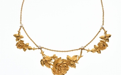 COLLIER en or jaune 750/°° à décor de trois guirlandes de roses et quatre perles...