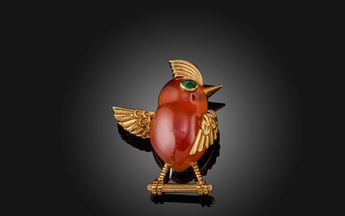Cartier, broche en cornaline et émeraude, années 1950, représentant un oiseau en cornaline sculptée, l'œil...