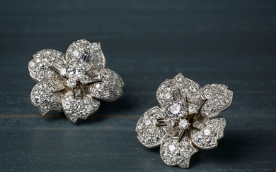 Cartier, une paire de boucles d'oreilles en diamant, années 1950, chacune conçue comme une fleur...